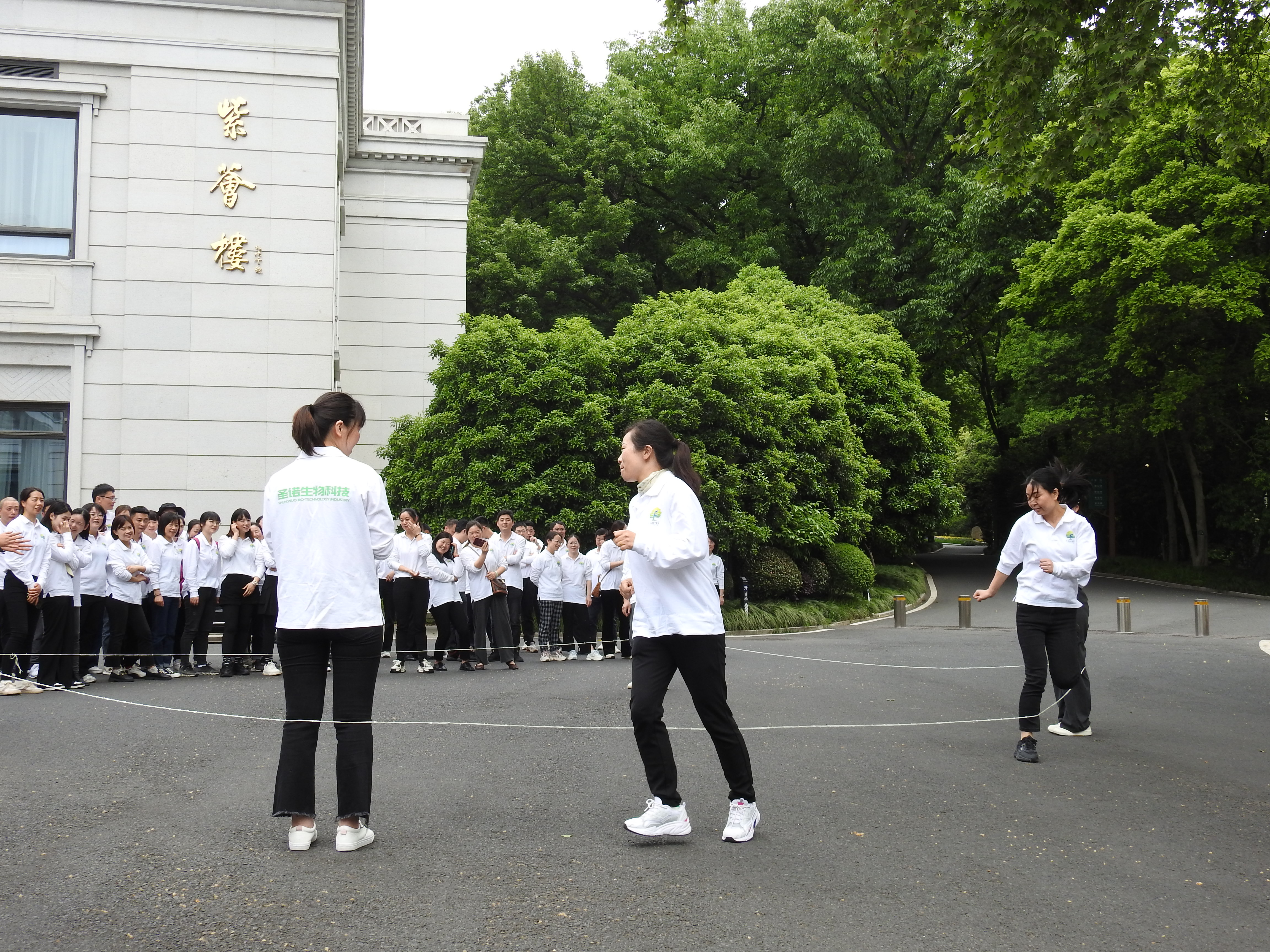 人間最美四月天，不負春光與未來                   ——暨2024南京圣諾生物團建活動